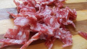 Салат с омлетом, салями и красной фасолью