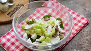 Салат с курицей, сельдереем и шампиньонами