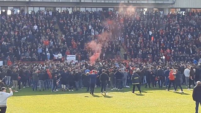 Leyton Orient v Crewe end of match crowd on pitch 23 April 2023 смотреть онлайн