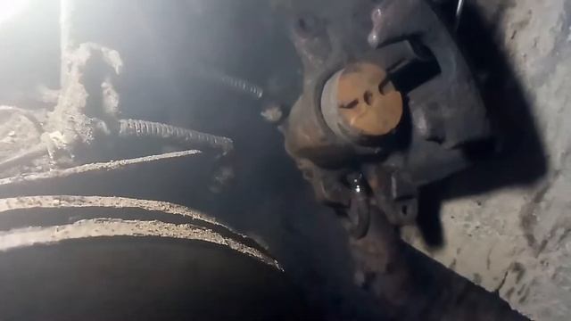 Как снять поворотный кулак со стойки перед заменой подшибника. Ситроен. смотреть онлайн