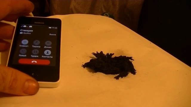 Как действует мобильный телефон на магнитную крошку! Расскажите друзьям! Нервным не смотреть