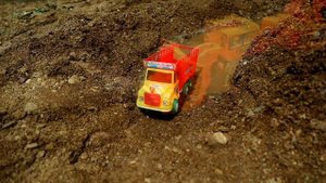 Грузим мокрый речной песочек в детские грузовики