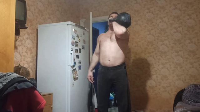 Подъём гири 32кг на бицепс стоя смотреть онлайн