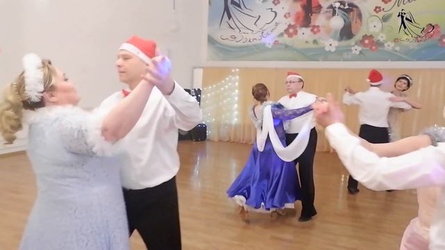 Новогодняя открытка от ансамбля "Бархатный сезон" смотреть онлайн