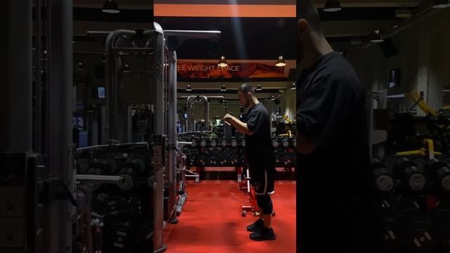 Разгибания рук с верхнего блока с прямой рукоятью смотреть онлайн