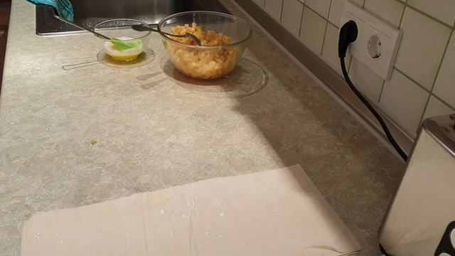 Слоёные пирожки из теста "фило" с яблочной начинкой. смотреть онлайн