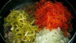 Капуста, тушенная с мясом и грибами