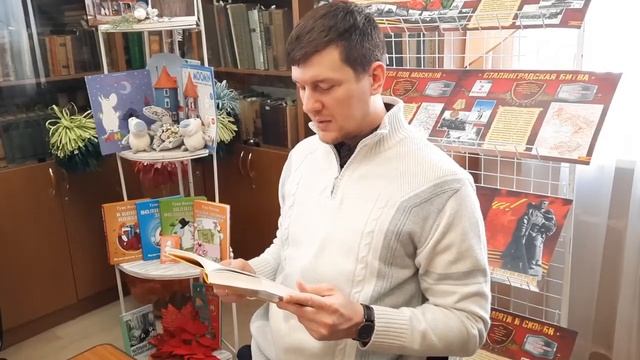 Антон Шумилин читает стих Иосифа Бродского "Надпись на книге" смотреть онлайн