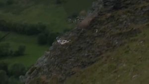 🚴 УПАЛ СО СКАЛЫ! 🤕 Велосипедист исполнял опасный трюк и не удержал равновесие 😱