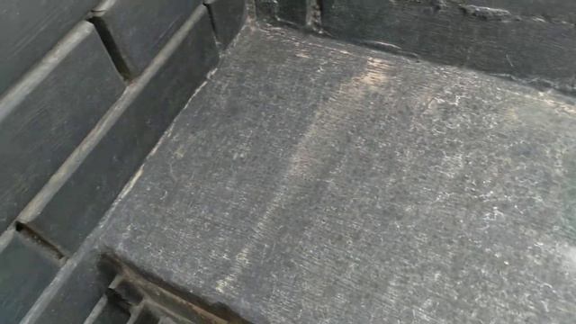 Покрасил кирпичную кладку на балконе в черный цвет