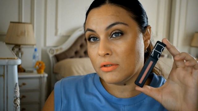 Демонстрация помад оттенки рыже-персиковые цвета на губах. смотреть онлайн