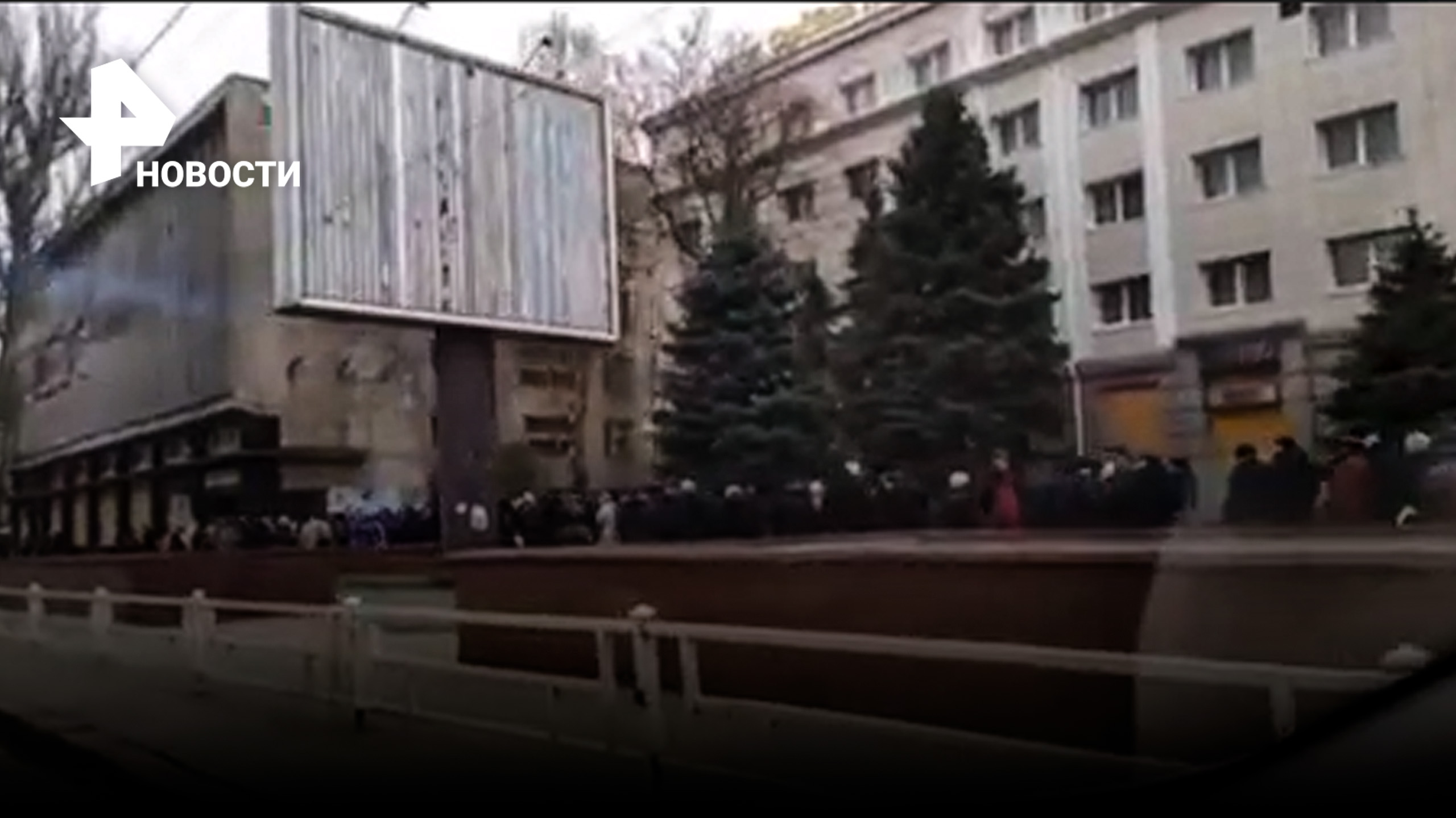 Гигантские очереди в Херсоне за пособием от украинских властей / РЕН Новости