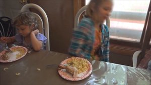 Видео для детей "Как себя вести за столом" Хорошо и плохо - многодетная семья Савченко