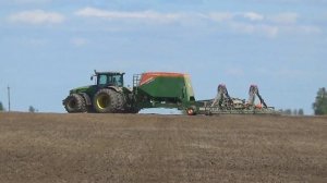Трактор John Deere 8310R c сеялкой Amazone Citan 12001-C сеет зерно в СПК "Гигант"