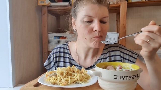 МУКБАНГ. ПАСТА В СЛИВОЧНОМ СОУСЕ С КУРИЦЕЙ, ГРИБАМИ И КРЕВЕТКАМИ / САЛАТ смотреть онлайн
