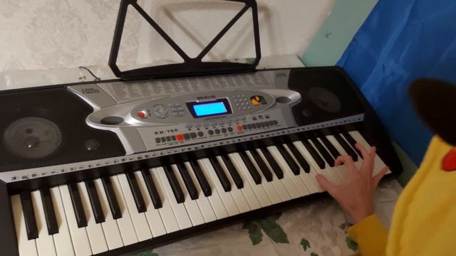 Аня учит как играть на пианино мелодию Muse'' New Born''. смотреть онлайн