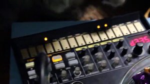 Обзор (шуточный) драм машины Korg Volca Beats