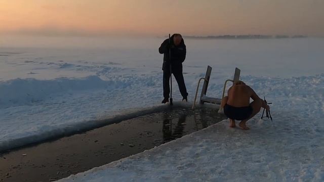 КРИК МОРЖА. ЖЕНЩИНА И МУЖЧИНА В ПРОРУБИ #моржи#закаливание#белыймедведь#клубморжей#самара#волга