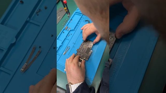 MacBook Pro 13 дюймов (А1708) заменааккумулятора, чистка системы охлаждения с заменой термопасты