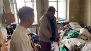 БОМЖ МИЛЛИОНЕР? КУПИЛ 5 КОМНАТНУЮ КВАРТИРУ, а сам живу на свалке