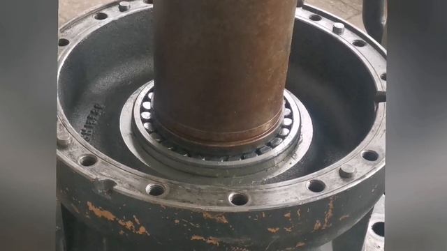 Замена сальника и подшипника редуктора поворота экскаватора Доосан 300 смотреть онлайн