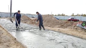 Заливка бетонных дорожек на загородном участке