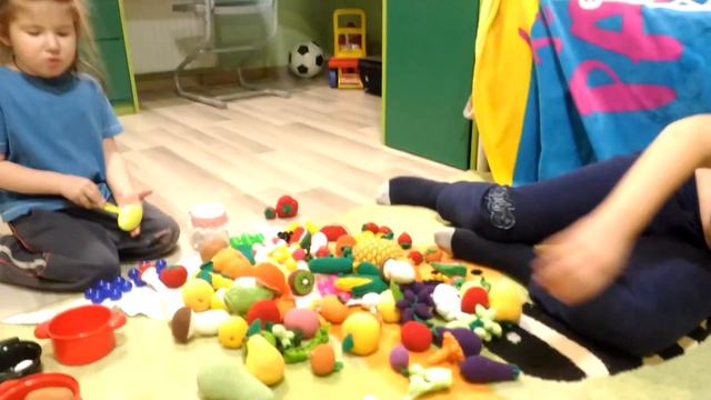 Готовим кушать. Дети играют смотреть онлайн