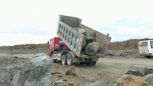 Тяжелая жизнь самосвала, Выгрузка больших камней на карьере Howo HW76 6x4