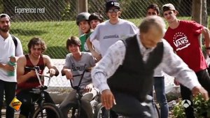 Дедушка показывает класс на скейте | Skateboard Oldman Prank