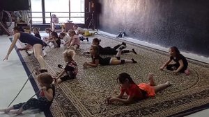 Детский танец со скакалкой