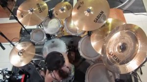 10-лётная девочка играет на барабанах