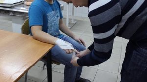 Наложение повязки "рыцарской перчатки" на все пальцы кисти