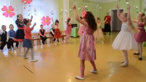 Танец с розами, утренник 8 Марта, старшая группа