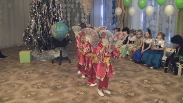 Новогодний утренник Китайский танец с веерами подготовительная группа