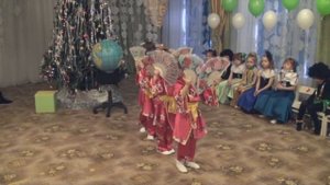 Новогодний утренник Китайский танец с веерами подготовительная группа