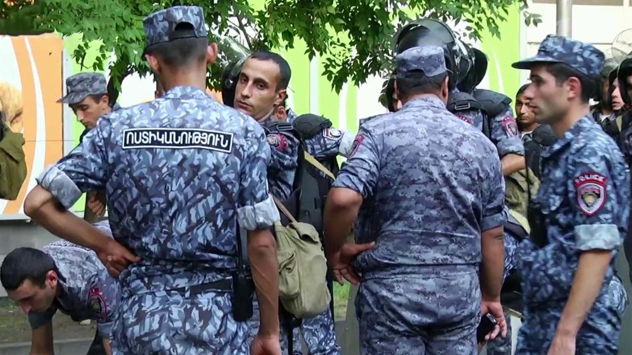 Десятки пострадавших доставлены в больницы Еревана после беспорядков, вспыхнувших у здания полка ППС