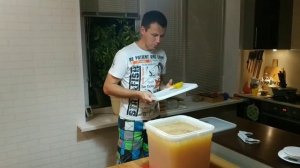 Как налить мёд из куботейнера.