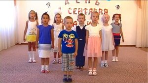 Песня "Три весёлых огонька" исполняют дети подготовительной группы