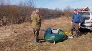 Снаряжаем и впервые спускаем на воду надувную лодку