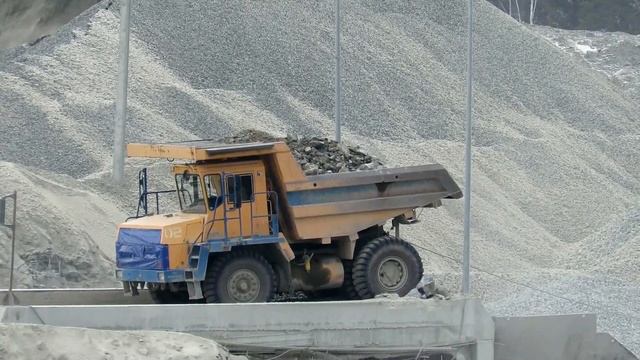 Как разгружается самосвал BelAZ-7540 30 тонн смотреть онлайн