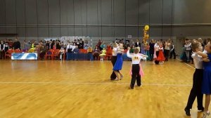 Дети танцуют. Медленный вальс.