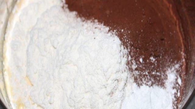 Простой пирог с какао порошком
