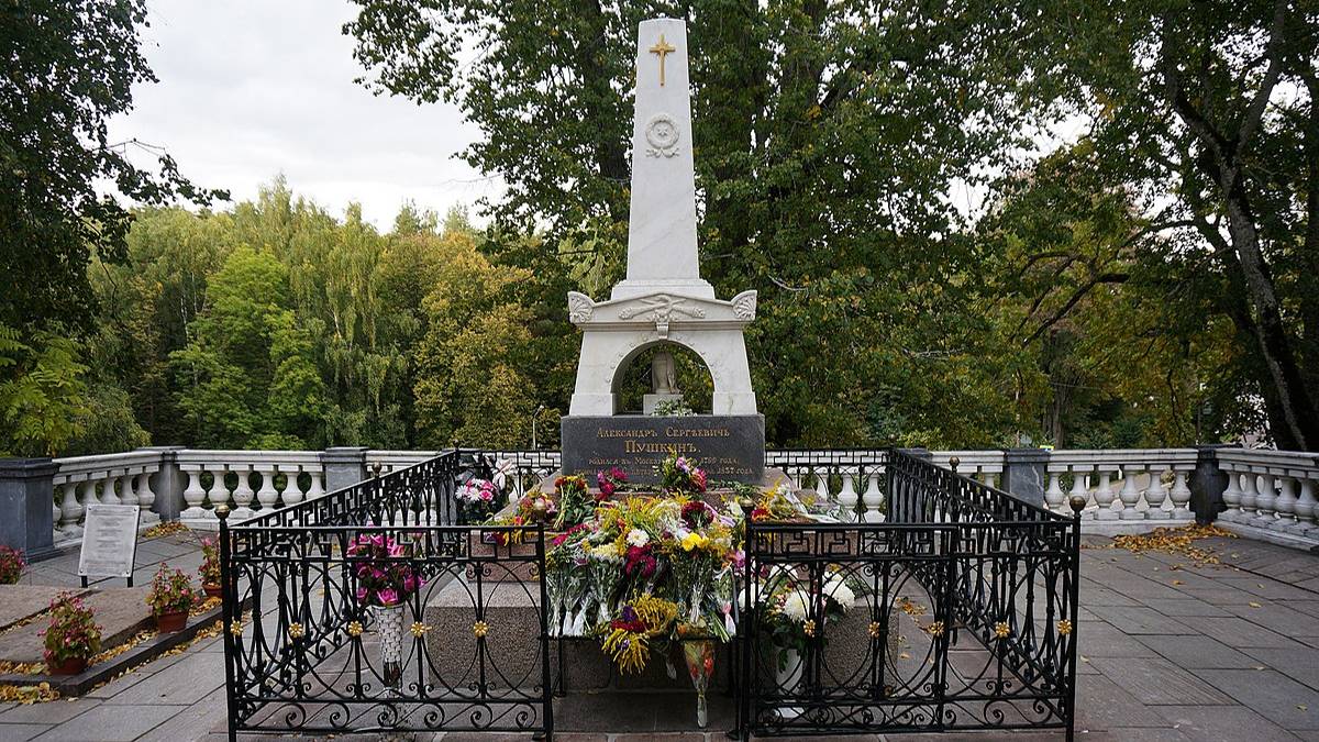 Пушкинские горы. Успенский Святогорский монастырь. Имение Михайловское смотреть онлайн