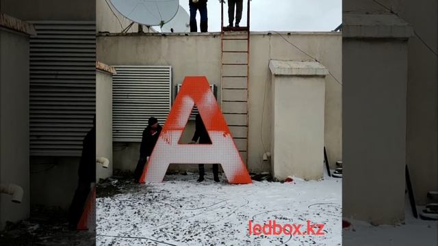 Монтаж вывески в сборка фотографии