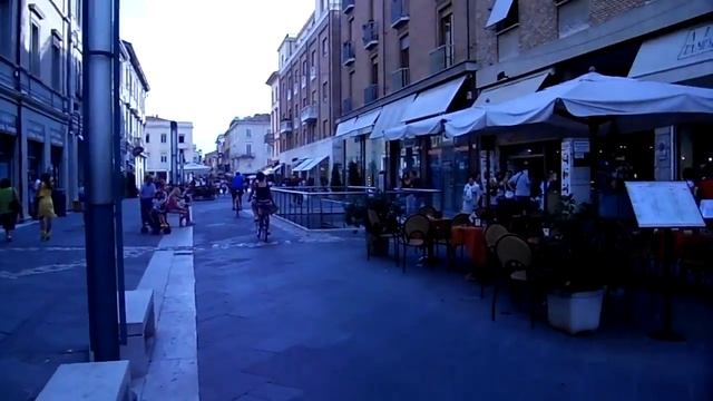 RIMINI : LA PIAZZA TRE MARTIRI. IL DUOMO E LA PREFETTURA смотреть онлайн