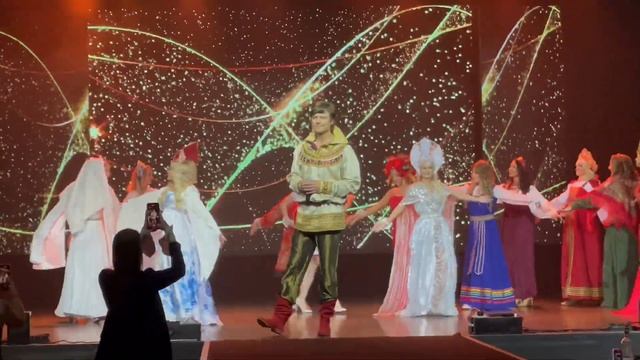 Прохор Шаляпин и финалистки Всероссийского фестиваля красоты и моды -Тихая протяжная.