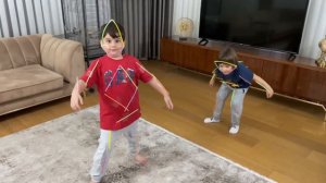 Yusuf’la Fatih selim fosforlu transformers oldu😂 Çubukları üstüne yapıştırdık karanlıkta parladı🤣