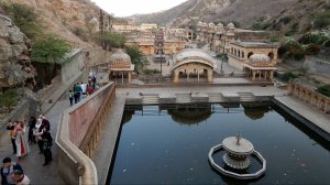 На 15-ой секунде агрессивный обезьян толкает меня в спину