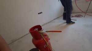 Безопасная пушка своими руками!Натягиваем потолок!Обычный плинтус к натяжному потолку!