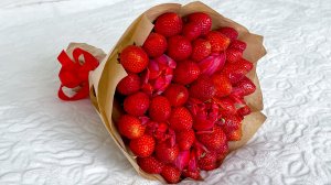 Как сделать Букет из клубники и тюльпанов. Вкусная идея: Фрукт букет своими руками